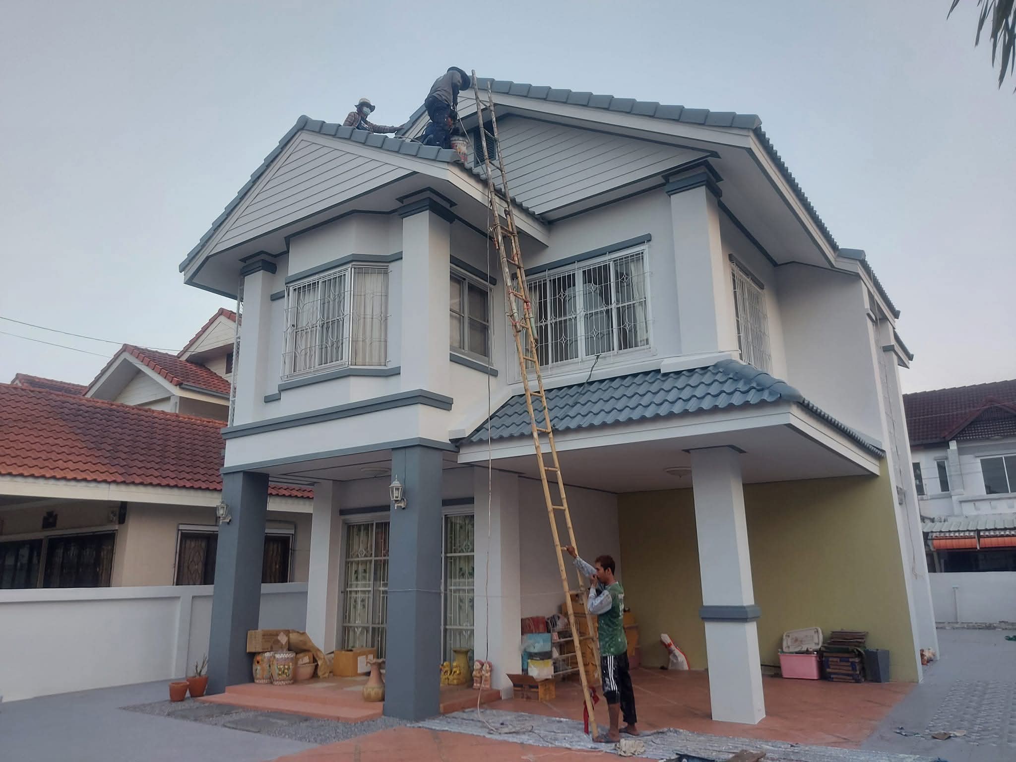 ผลงานซ่อมหลังคารั่ว เปลี่ยนรางน้ำฝน โดย โยธินการช่าง